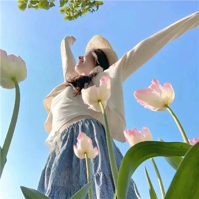 泳池里的女人